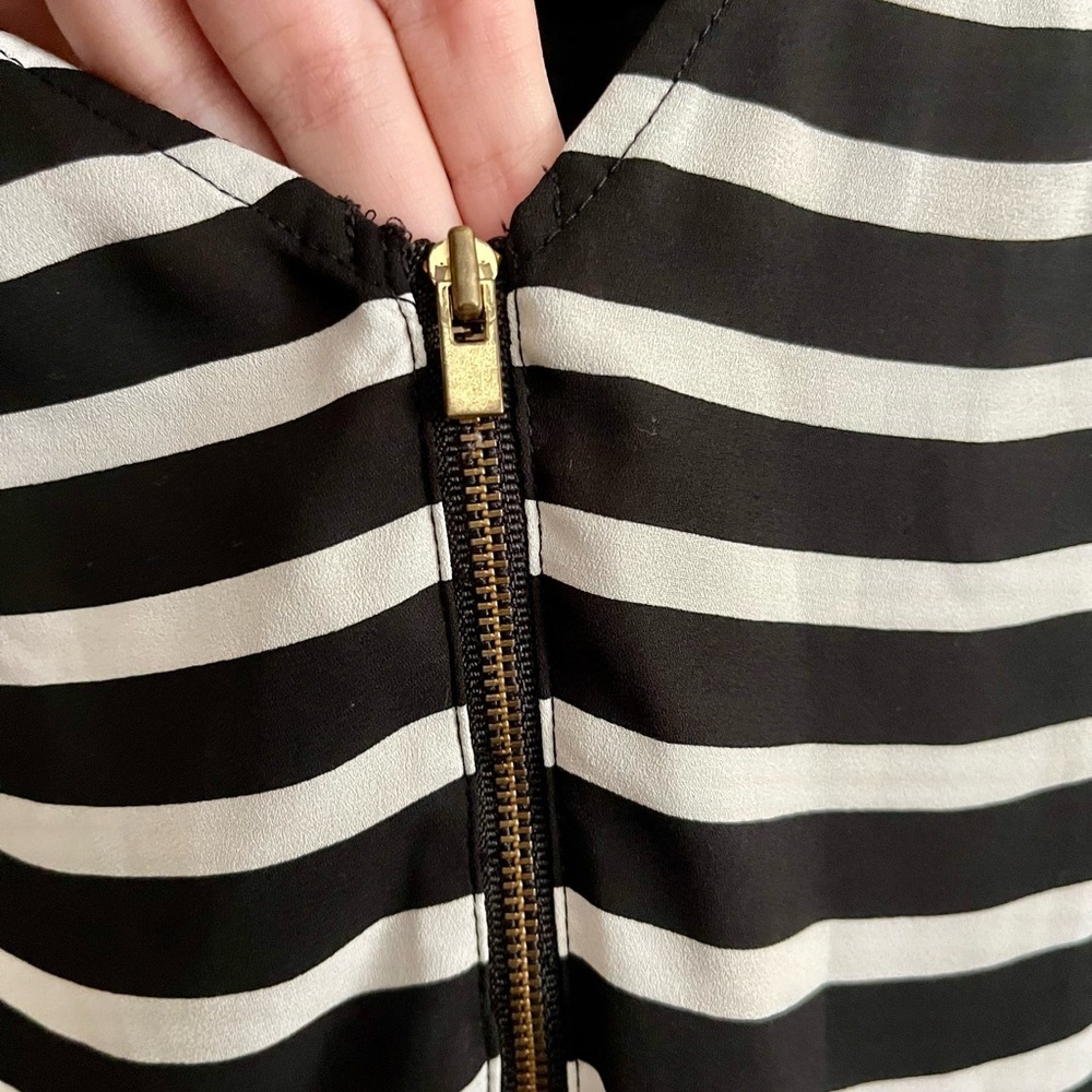 Express Striped Zippered Tank - Picture 3 of 6